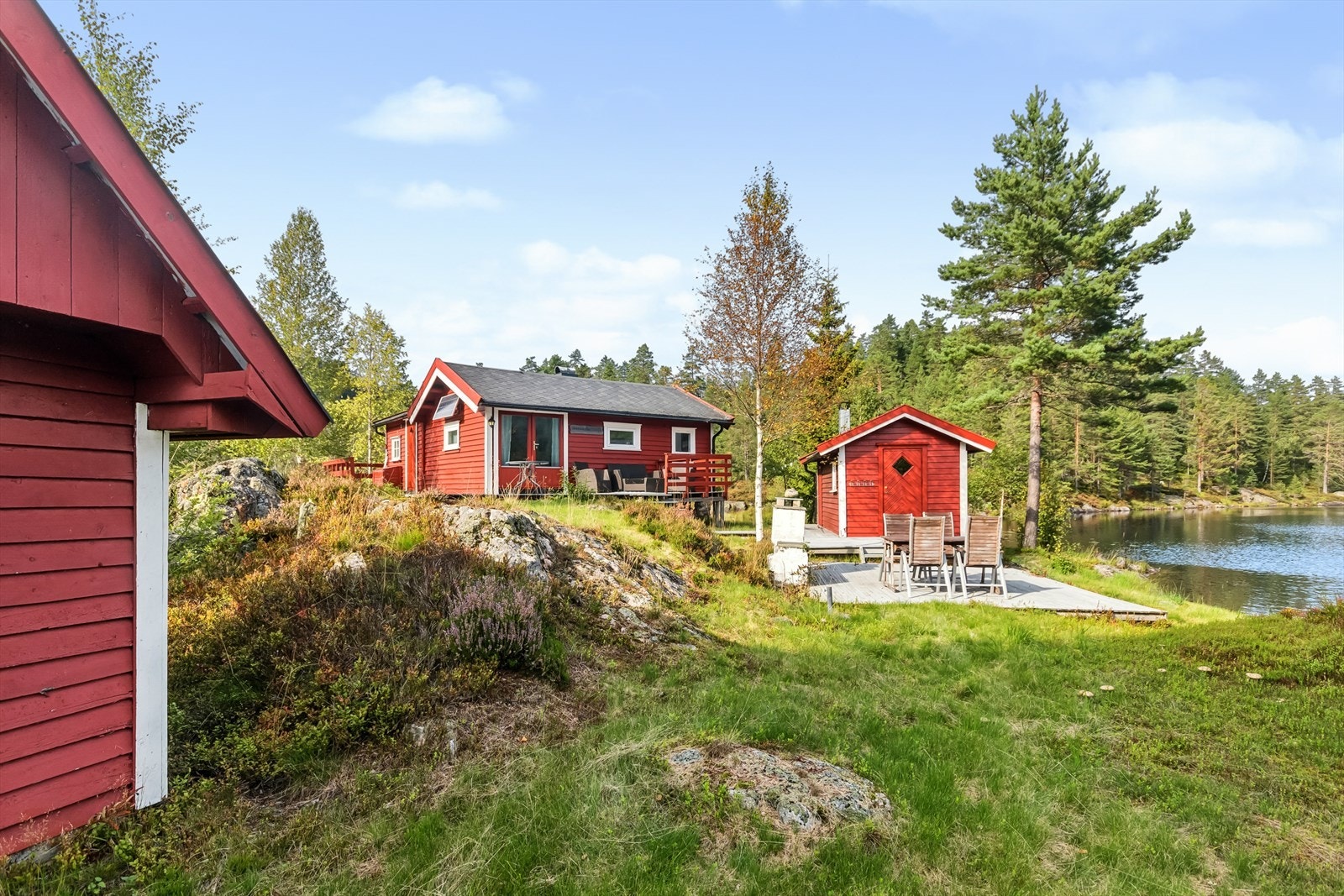 Tomten består av lett skrånende terreng med varierende fallforhold under hytta. Hovedsakelig naturlig vegetasjon. Galleribilde