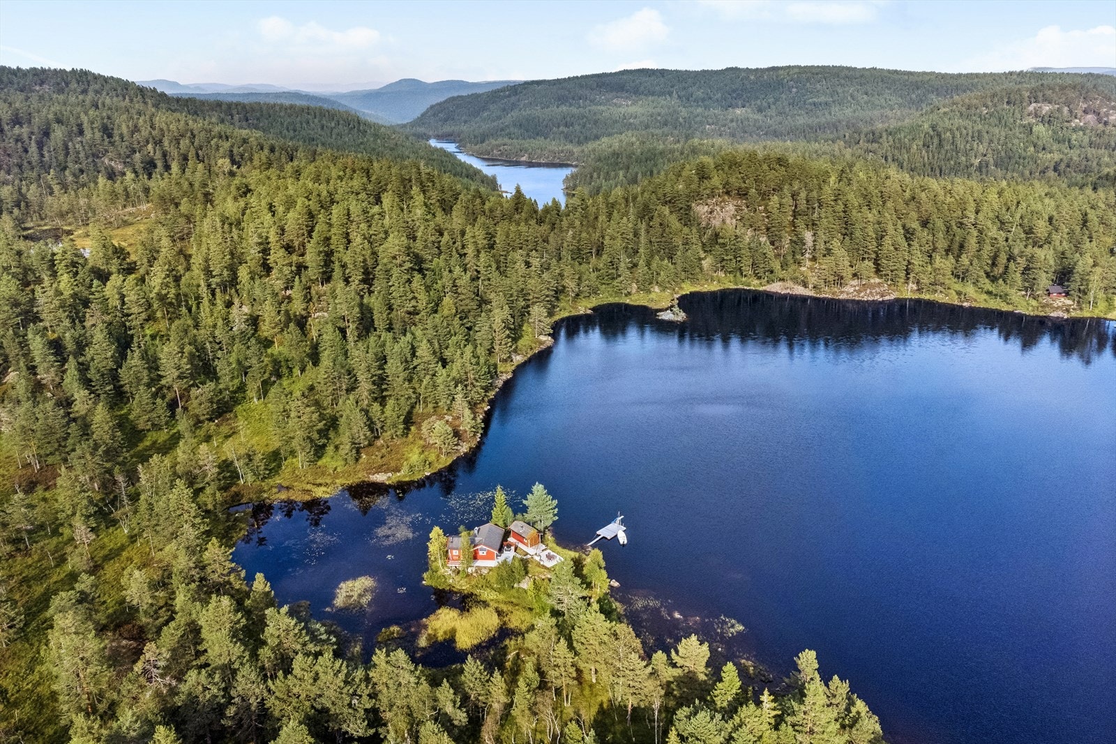 Nærområdet har store kvaliteter med attraktive og populære turområder sommer som vinter. Galleribilde