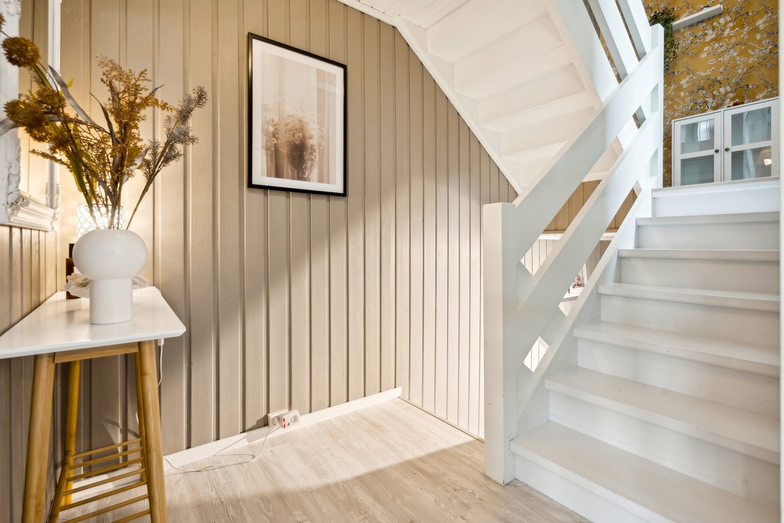 Velkommen inn. I første etasje har du trapperom, stue og kjøkken. Galleribilde