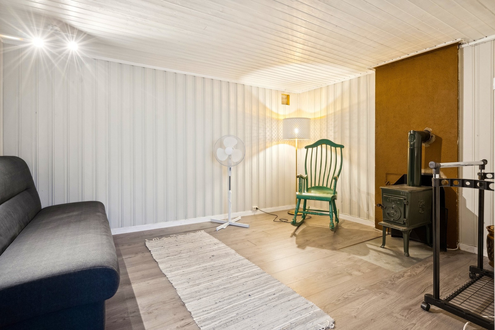 Kjelleretasjen består av trapperom, en fin kjellerstue med høy bruksverdi, vaskerom og bod. Galleribilde