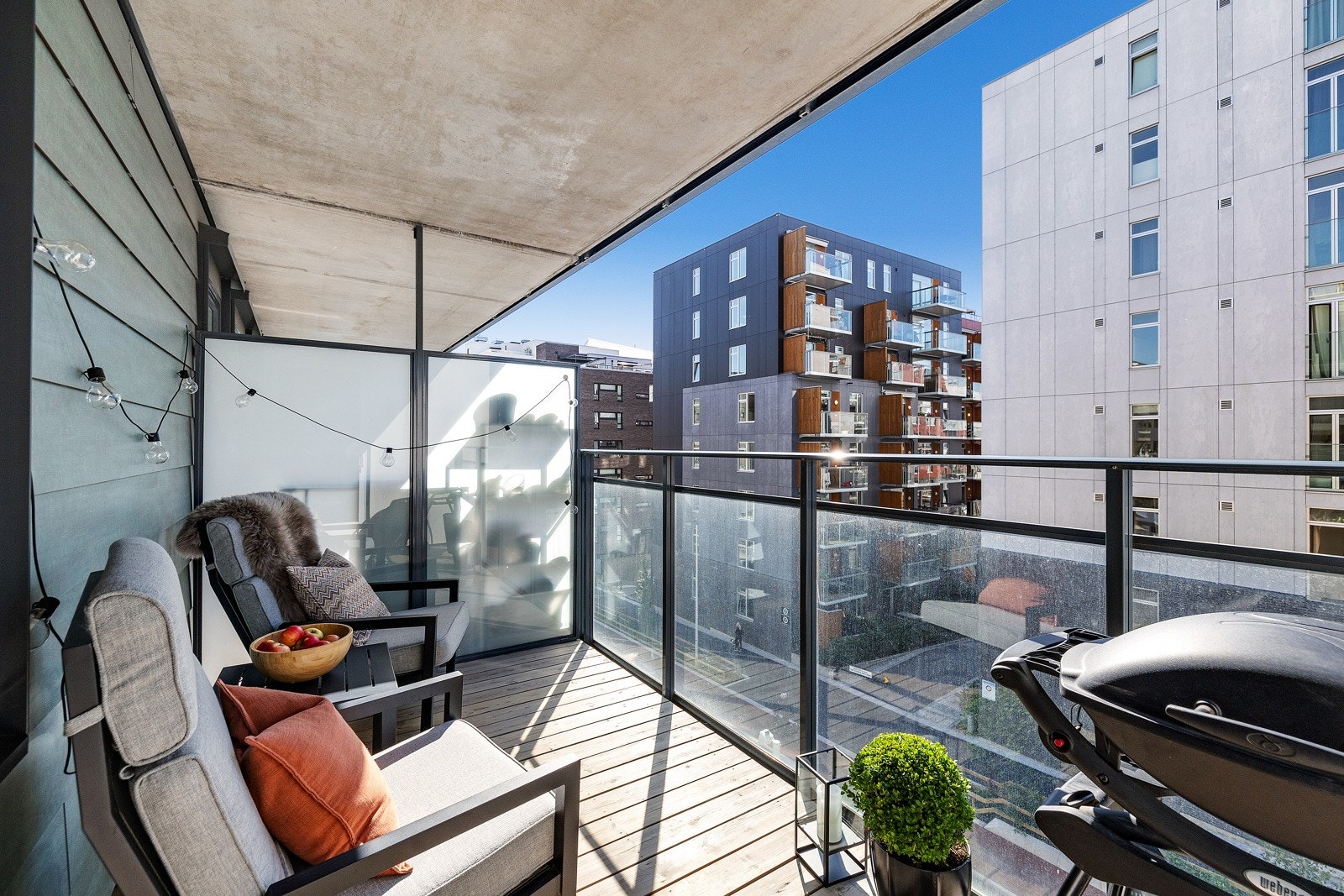 Balkongen har god plass til sittegruppe, grill og beplanting. Galleribilde