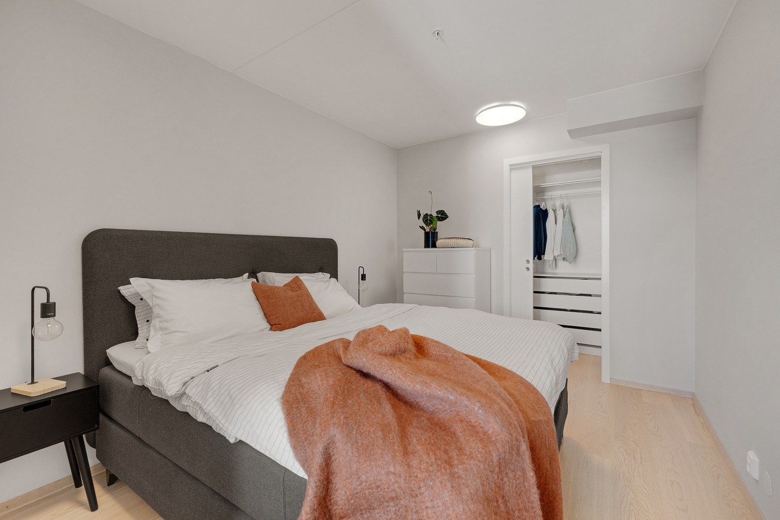 Hovedsoverommet har inngang til walk-in closet. Galleribilde