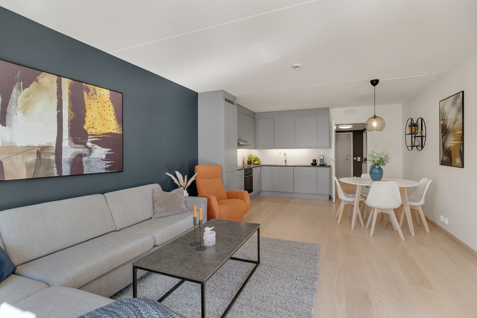 Overflatene er malt i et tidløst fargevalg og gulvet er dekket med en-stavs parkett. Galleribilde