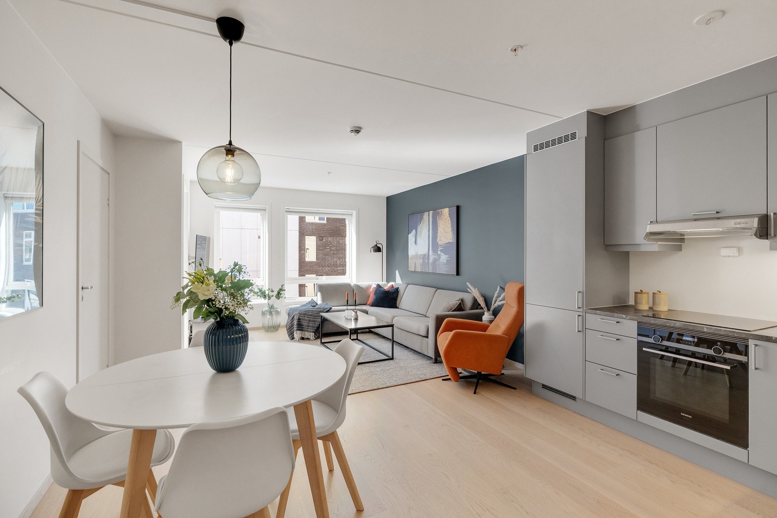 Moderne kjøkken med åpen og sosial løsning mot stue - perfekt for å varte opp gjester! Galleribilde