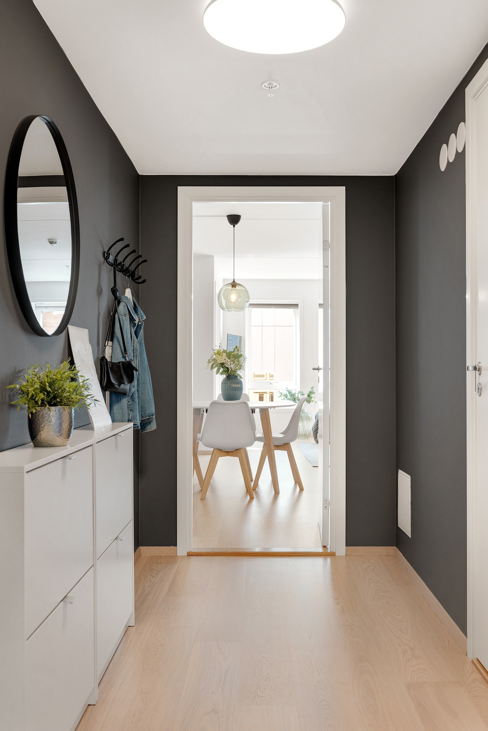 Når du kommer inn i boligen, er det første du møter en fin og romslig entré. Galleribilde