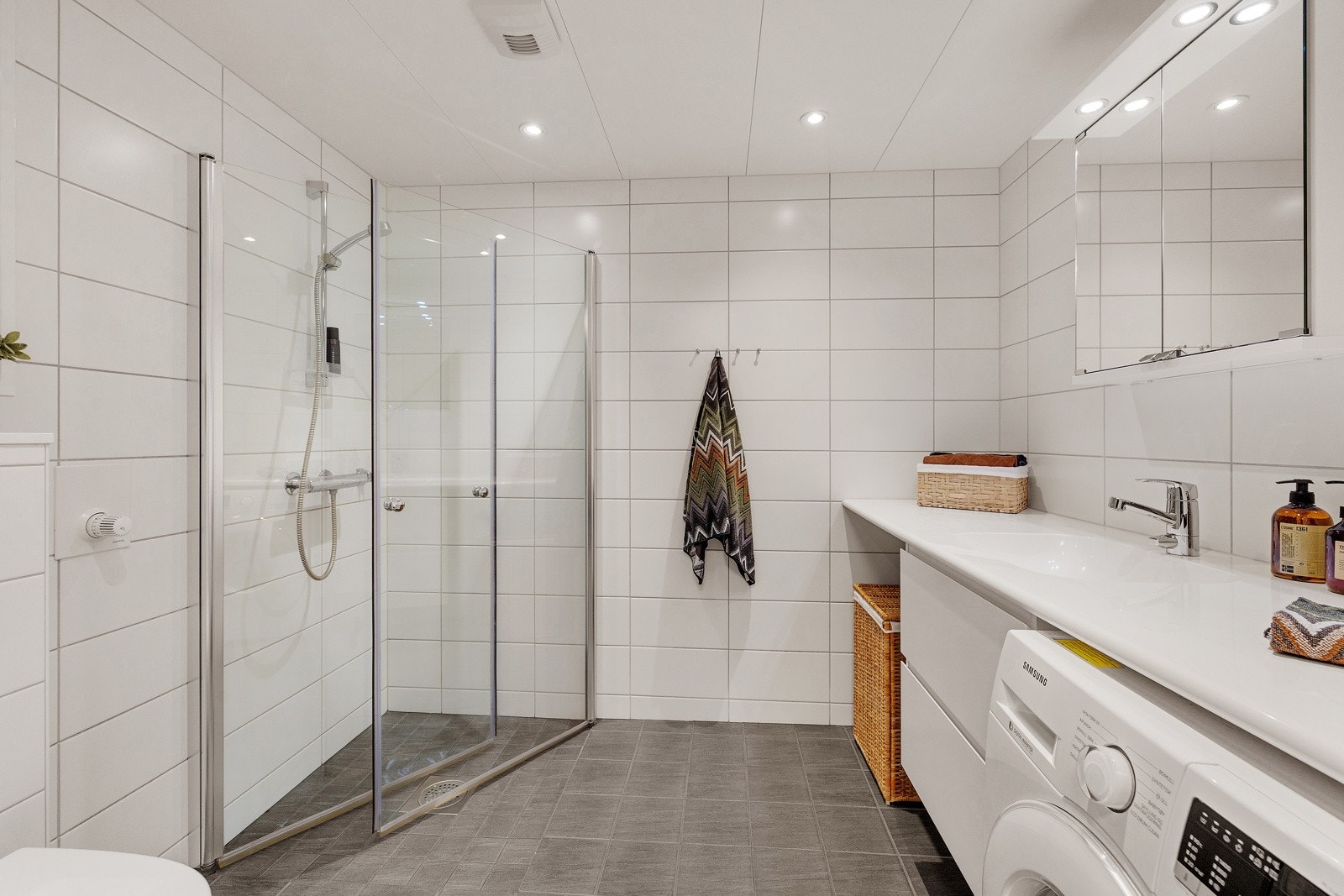 Pent flislagt baderom fra byggeår, med gulvvarme under gulvfliser og downlights i himling. Galleribilde