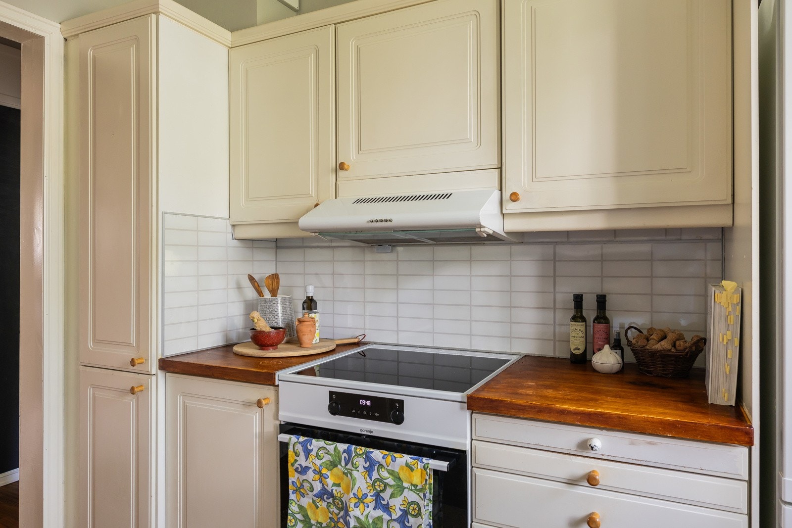 Kjøkkenet har opplegg for oppvaskmaskin. Kullfilterventilator og komfyrvakt. Galleribilde