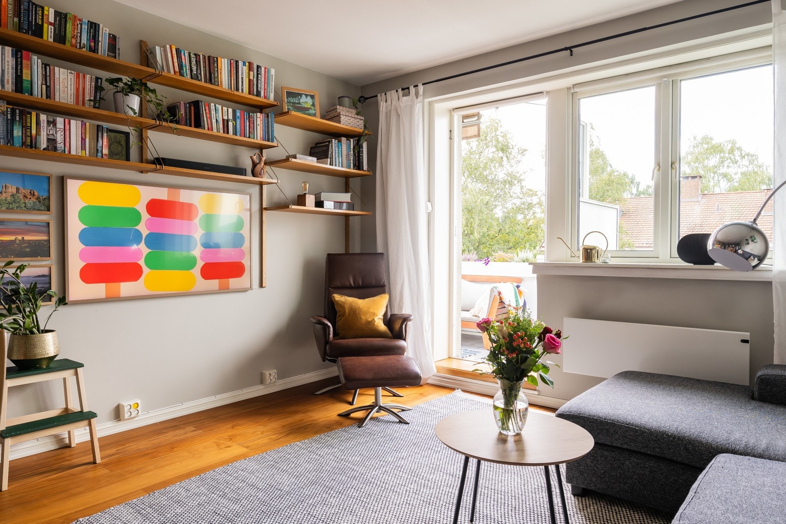 Boligen ligger i toppetasje, med gjennomgående svært gode lysforhold. Galleribilde