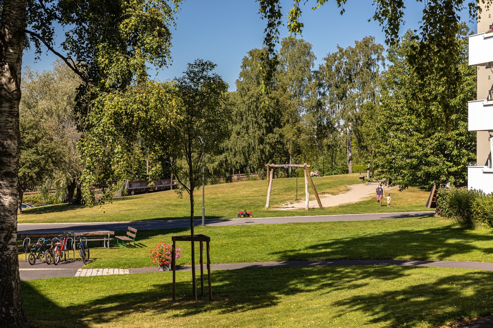 Sykkeloppbevaring i kjeller, via sykkelskur mot Grenseveien samt mulighet for å leie plass i en omdisponert garasje for tyngre sykler. Galleribilde