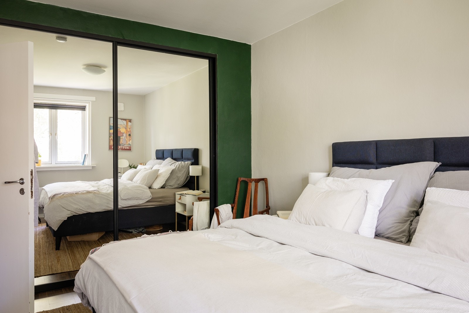 Skyvedørsgarderobe for klesoppbevaring. Vindu vender mot pent opparbeidet fellesareal, og slipper inn morgensolen. Galleribilde