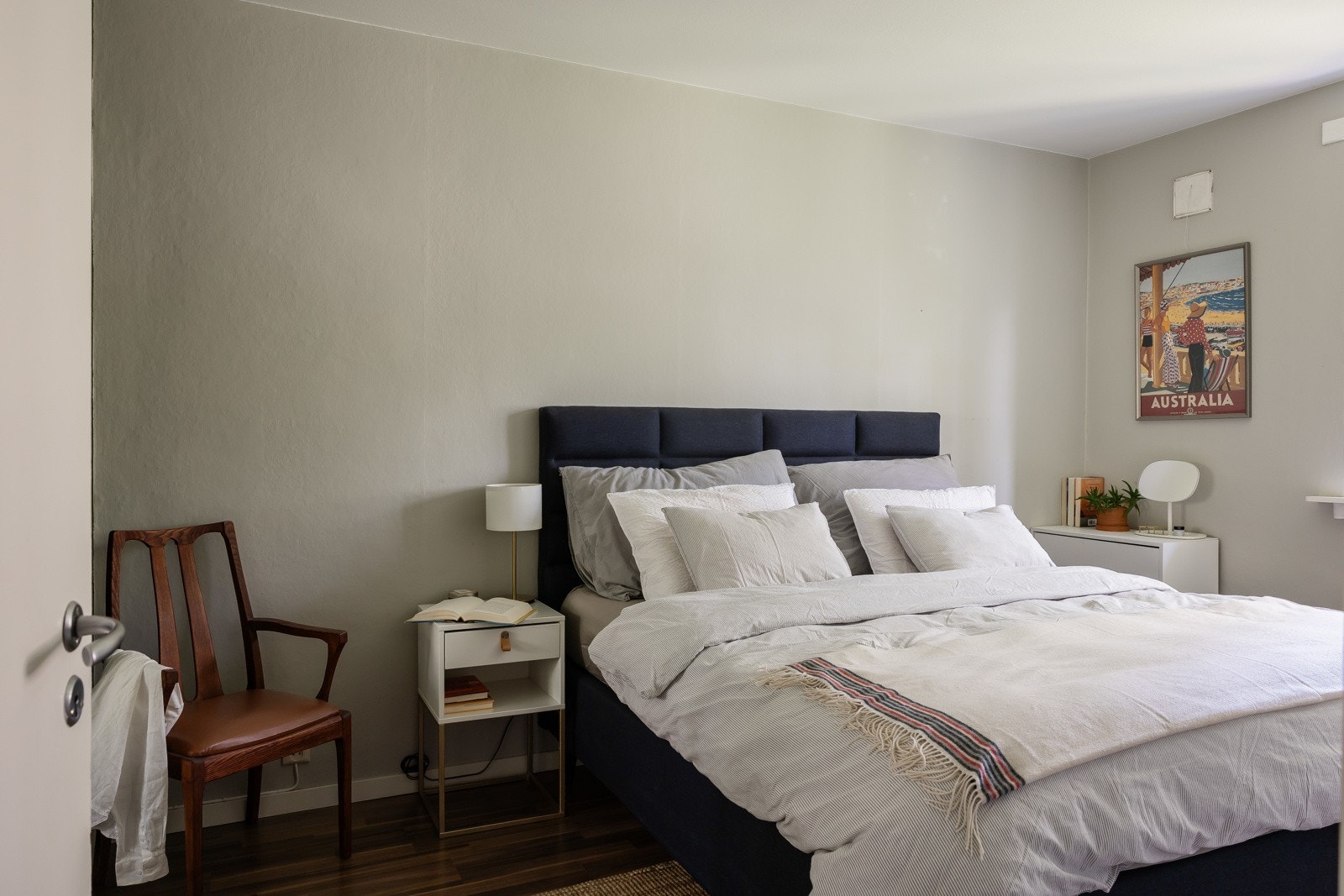 Boligen har to gode soverom. Hovedsoverommet er romslig med plass til dobbeltseng og kontorløsning. Galleribilde