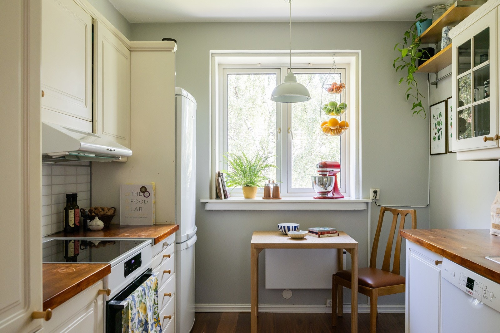 Sjarmerende og hjemmekoselig separat kjøkken med mulighet for sitteplass med vindu mot rolige idylliske fellesarealer. Galleribilde