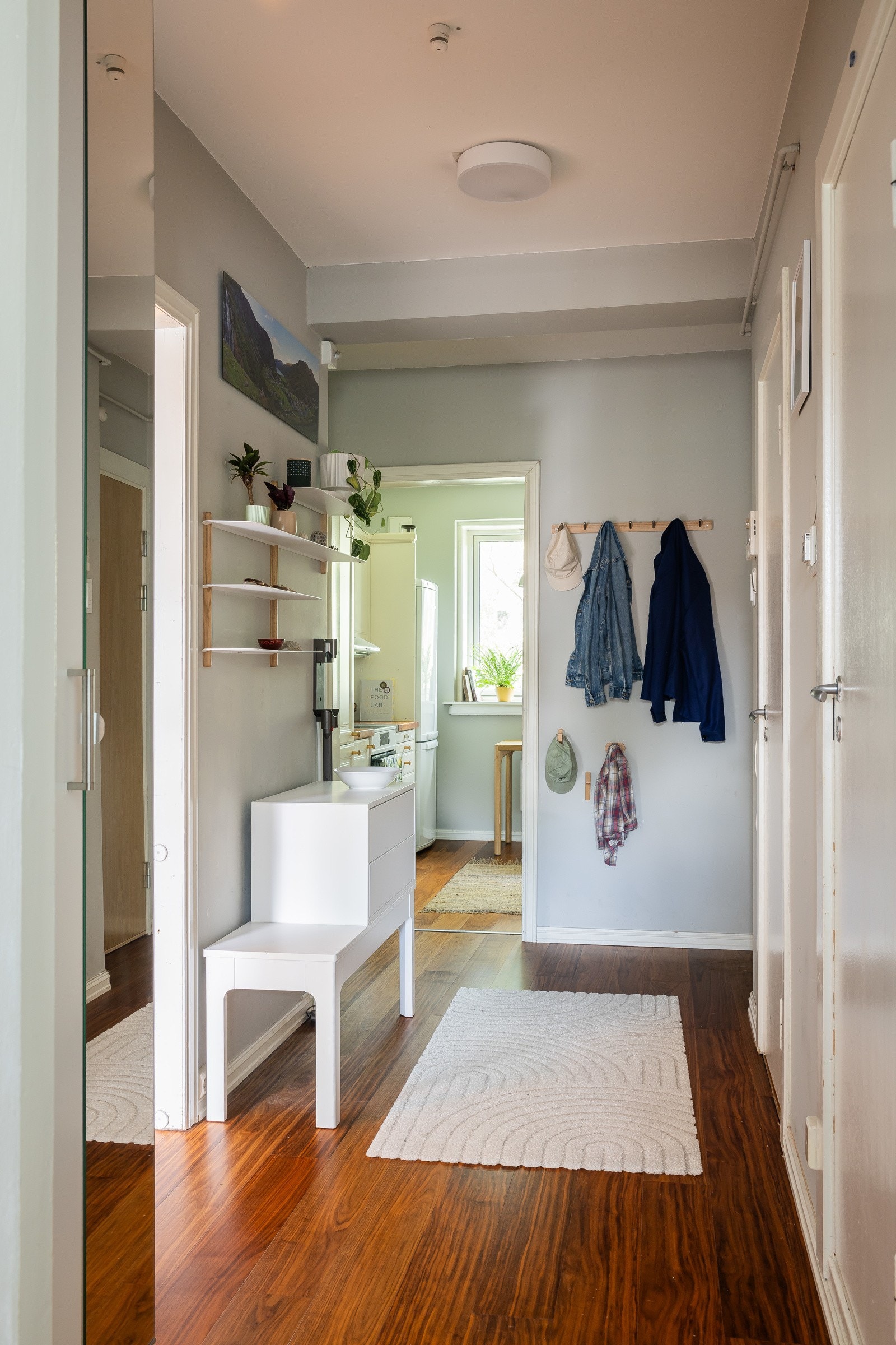 Ekstern lagringsplass er godt ivaretatt med to kjellerboder på til sammen 6 kvm og en loftsbod med et totalt gulvareal på ca. 13 kvm, uten hensyn til skråtak. Galleribilde