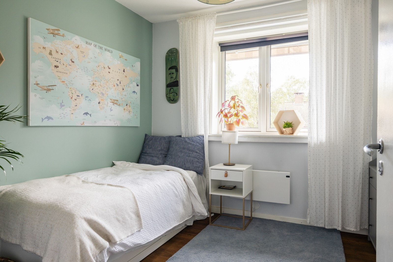 Boligens andre soverom egner seg godt til gjesterom, barnerom eller hjemmekontor (Internett opptil 500 Mbps er inkludert i felleskostnadene). Galleribilde