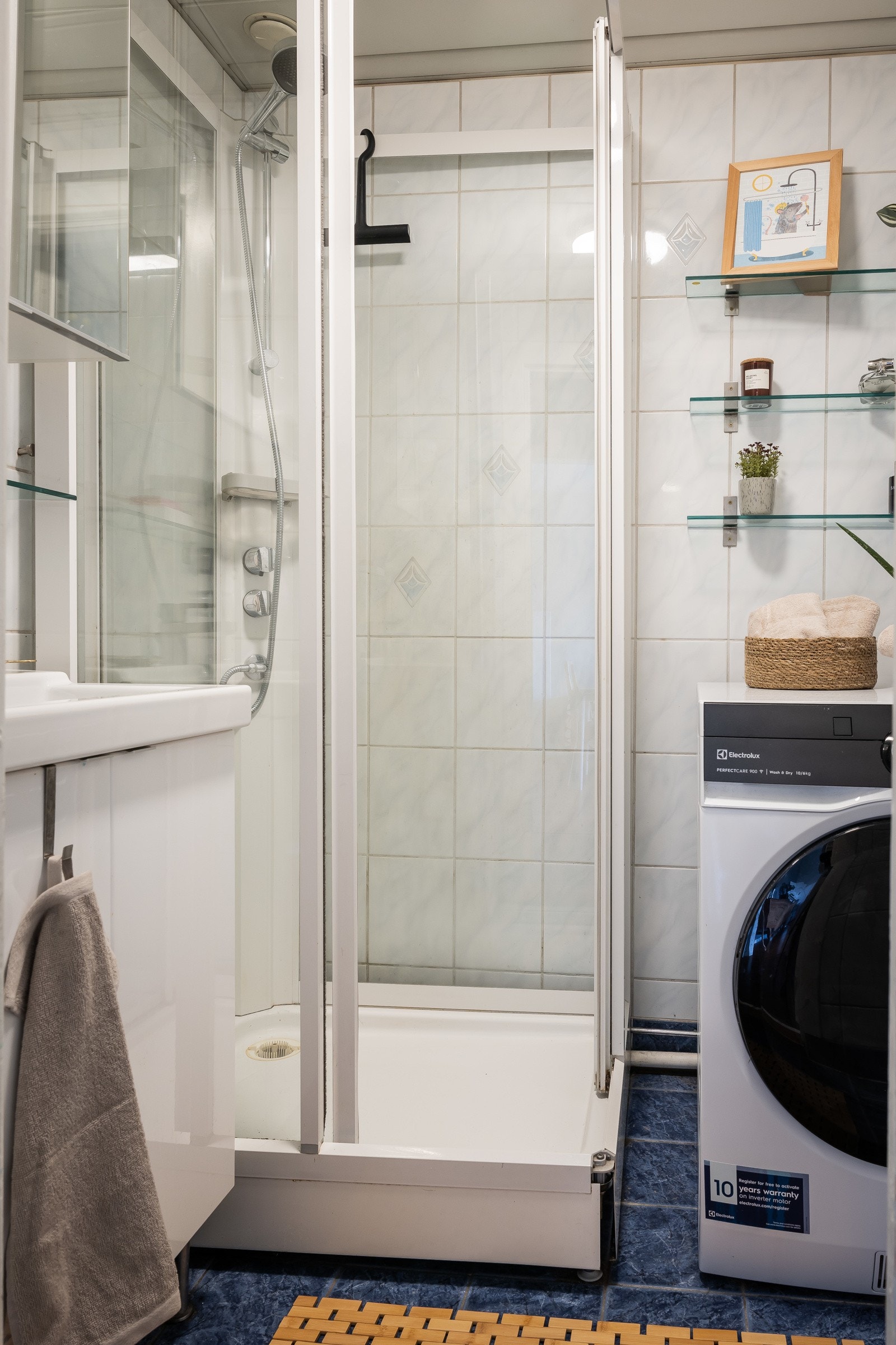 Bad er av eldre dato, men fullt funksjonelt. Badene i borettslaget ble rehabilitert/modernisert i 1996-1999. Opplegg for vaskemaskin, evt. tilgang til fellesvaskeri i brl. Galleribilde