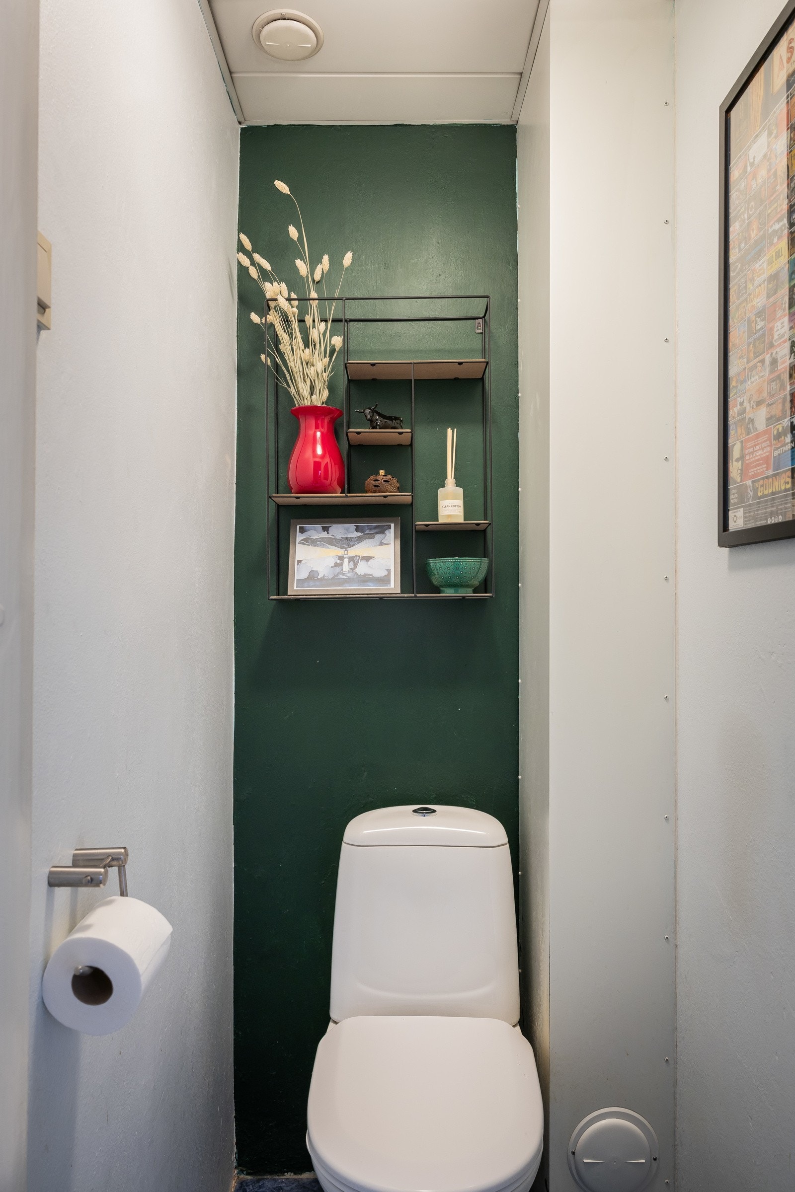 Toalettet ble oppgradert med nytt klosett i 2022. Flere av beboerne i borettslaget har slått sammen wc og bad i forbindelse med oppussing av baderom. Galleribilde