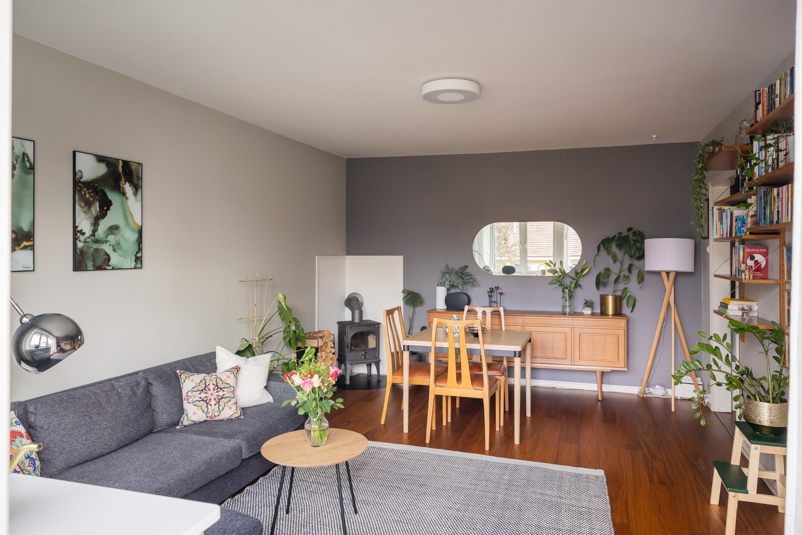 Stuen er romslig og usjenert med god plass til å innrede spisestue, oppbevaringsmøbler og sofasone. Galleribilde