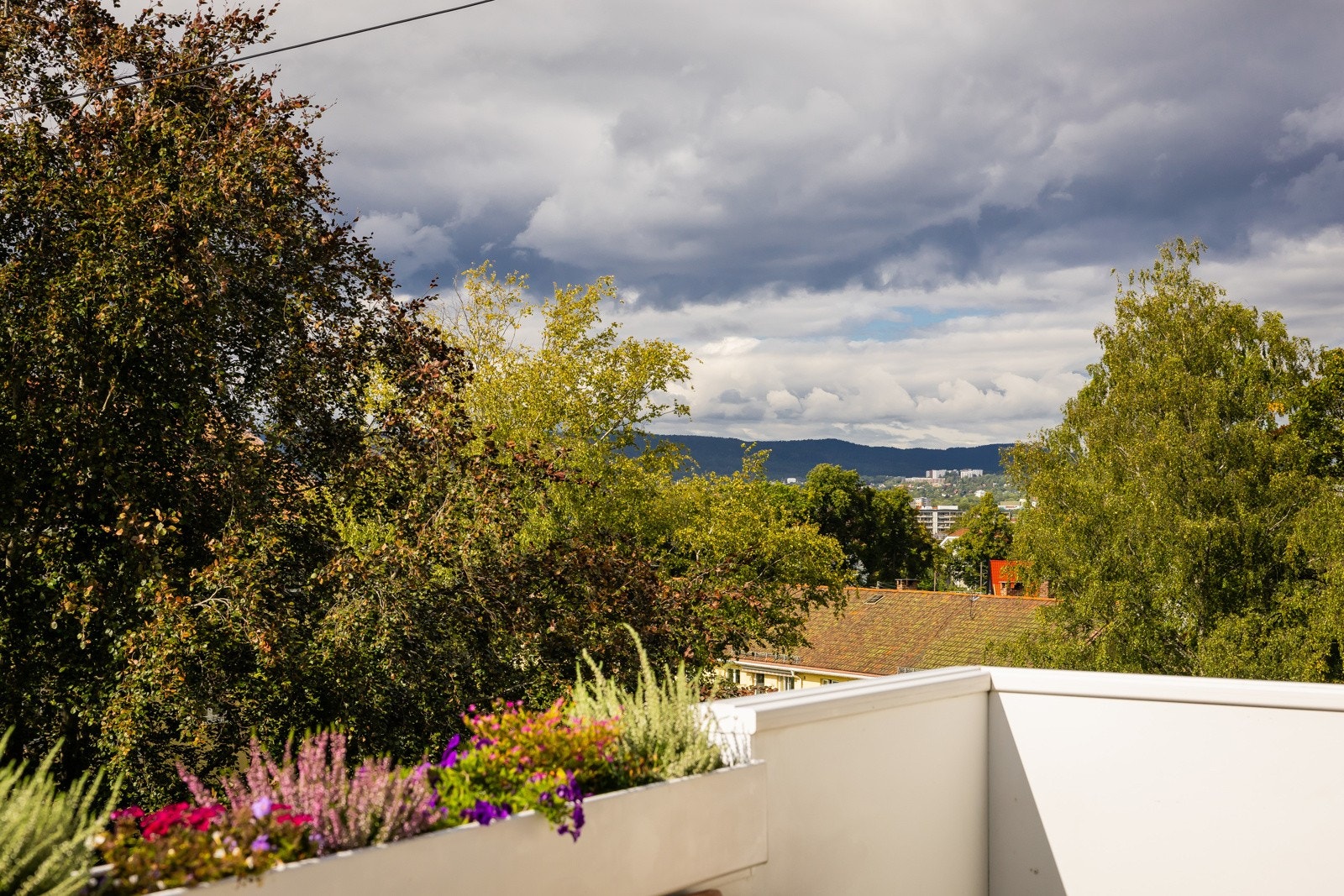 Balkongen er på ca. 8,4 kvm med gode solforhold på sommerstid. Galleribilde