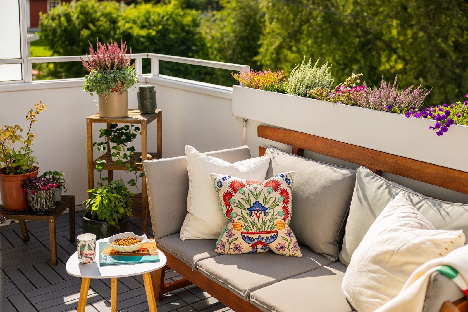 Elektrisk drevet markise fra 2019. Ønsker du ytterligere boltreplass utendørs, er det flere grøntområder i direkte tilknytning til blokken, med sittegrupper som er fritt tilgjengelige. Galleribilde