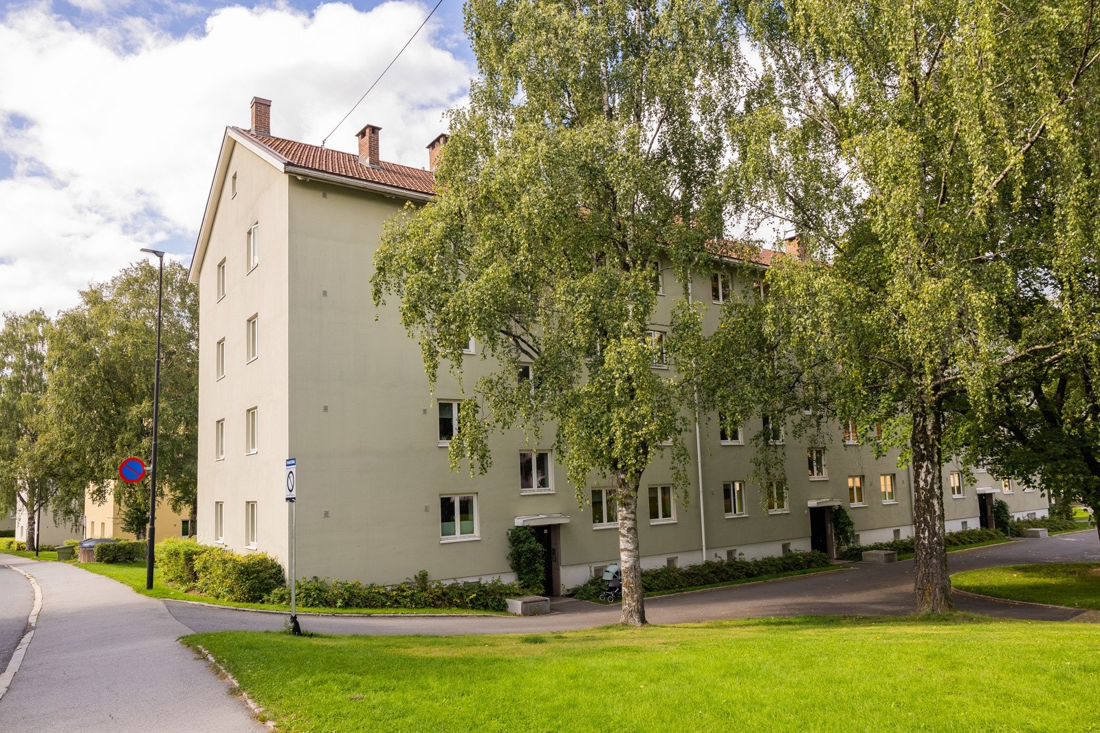 Rikelig med boltreplass på store friareal på område, også rett utenfor boligen. Galleribilde