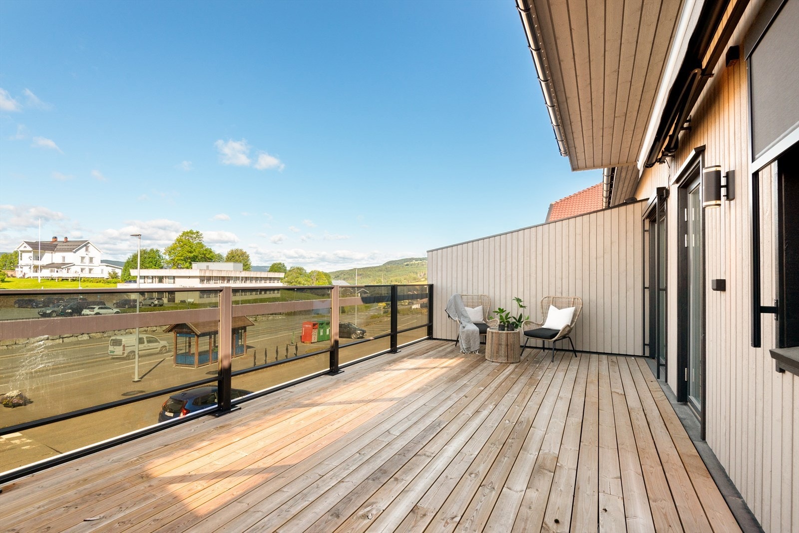 Her kan du nyte solen utover kvelden, så lenge den kaster sine gylne stråler over Hov. Galleribilde