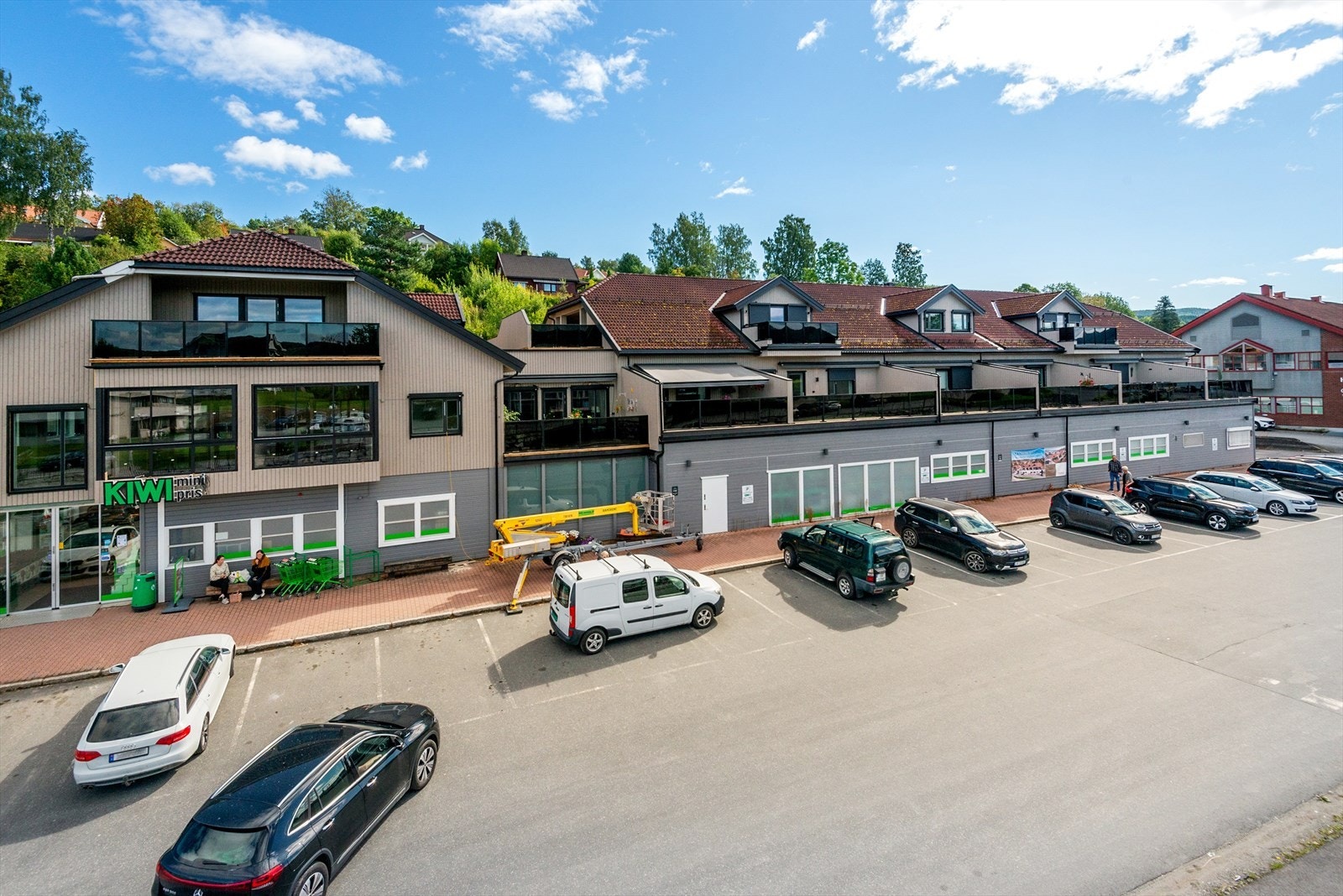 I det du runder hushjørnet er du i sentrum og kan spasere rett inn på Kiwien og handle det du trenger! Galleribilde