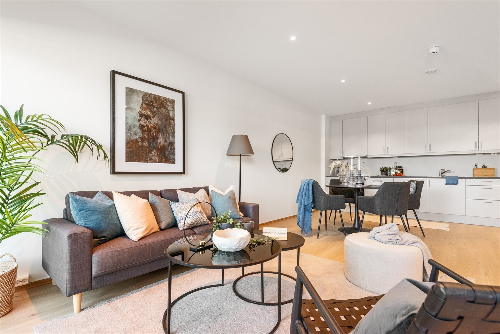 Kjøkkenet har åpen løsning mot stuen. Galleribilde