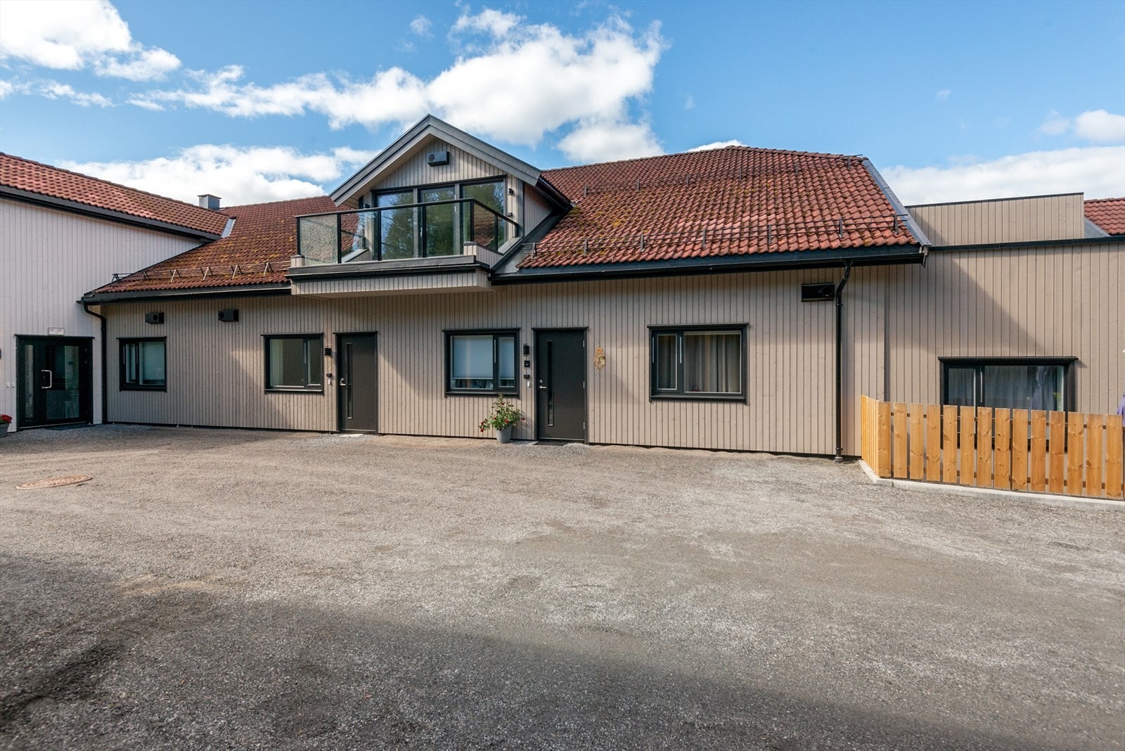 Her kommer du ut i rolige omgivelser og har kort vei til carporten. Galleribilde