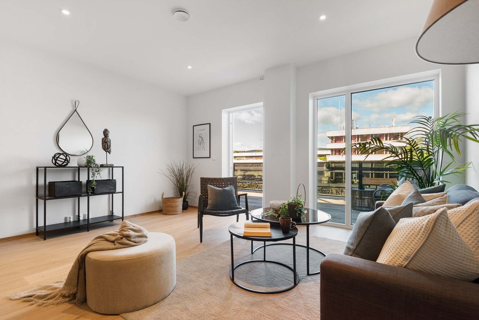 Fra stuen har du utgang til flott terrasseplass. Galleribilde