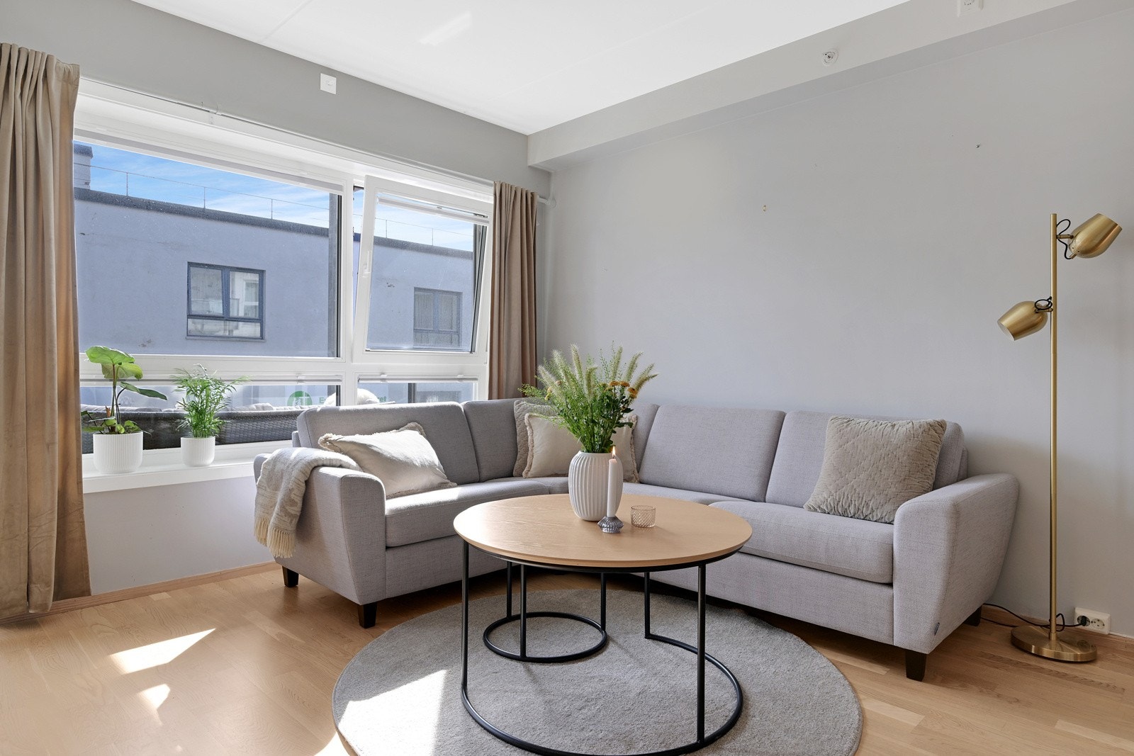 God plass for både sofa og spisestue Galleribilde