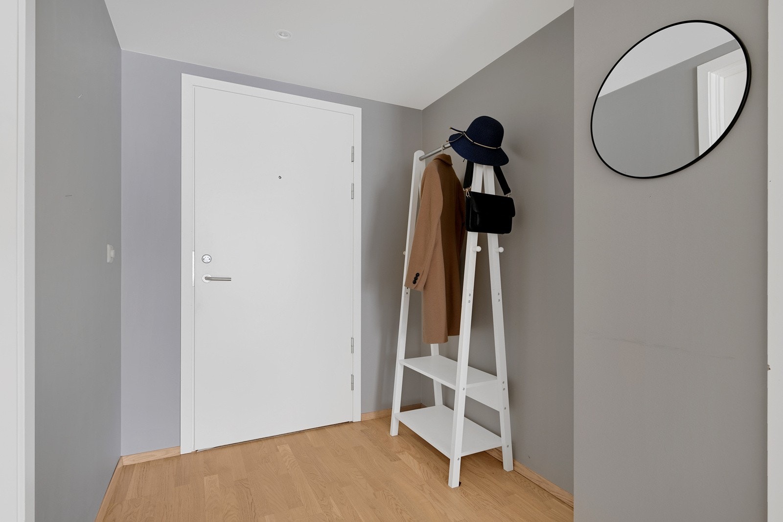Adkomst via heis eller gode trapper - entre med plass for garderobe Galleribilde