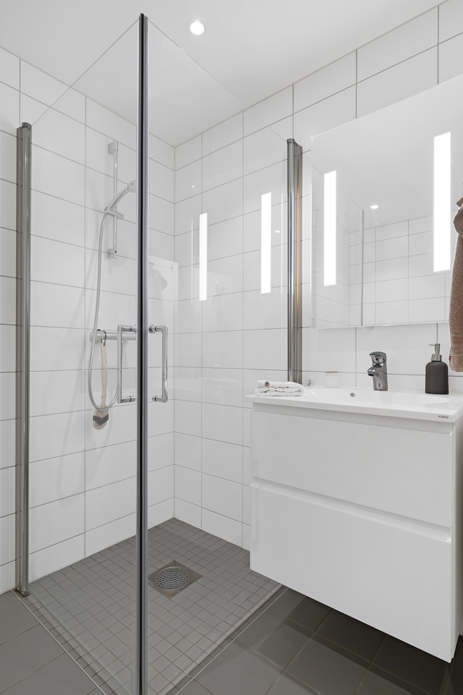 Det er godt med skapplass på badet og opplegg for vaskemaskin Galleribilde