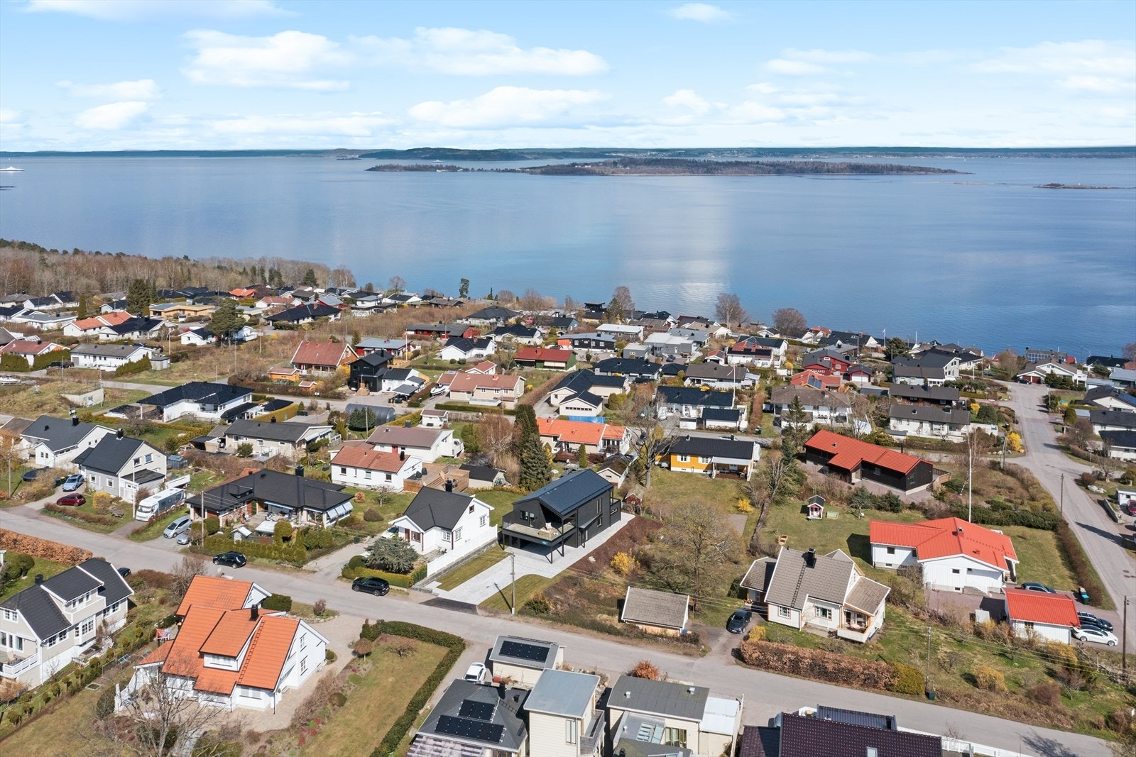Det er kort vei ned til sjøen med båthavn og populær badestrand. Galleribilde