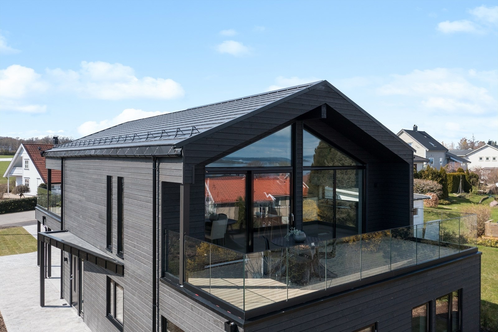 Glassrekkverk både på terrasse mot øst og mot vest. Galleribilde