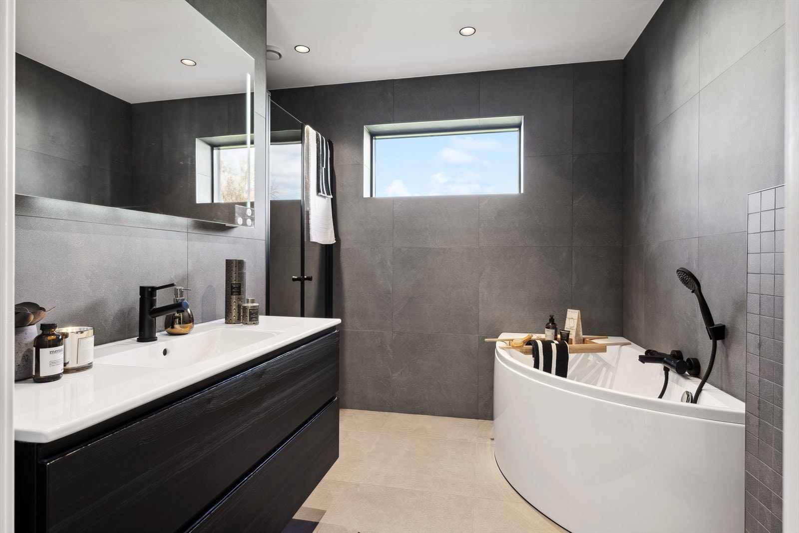 Stilfullt bad med badekar og dusjnisje. Galleribilde