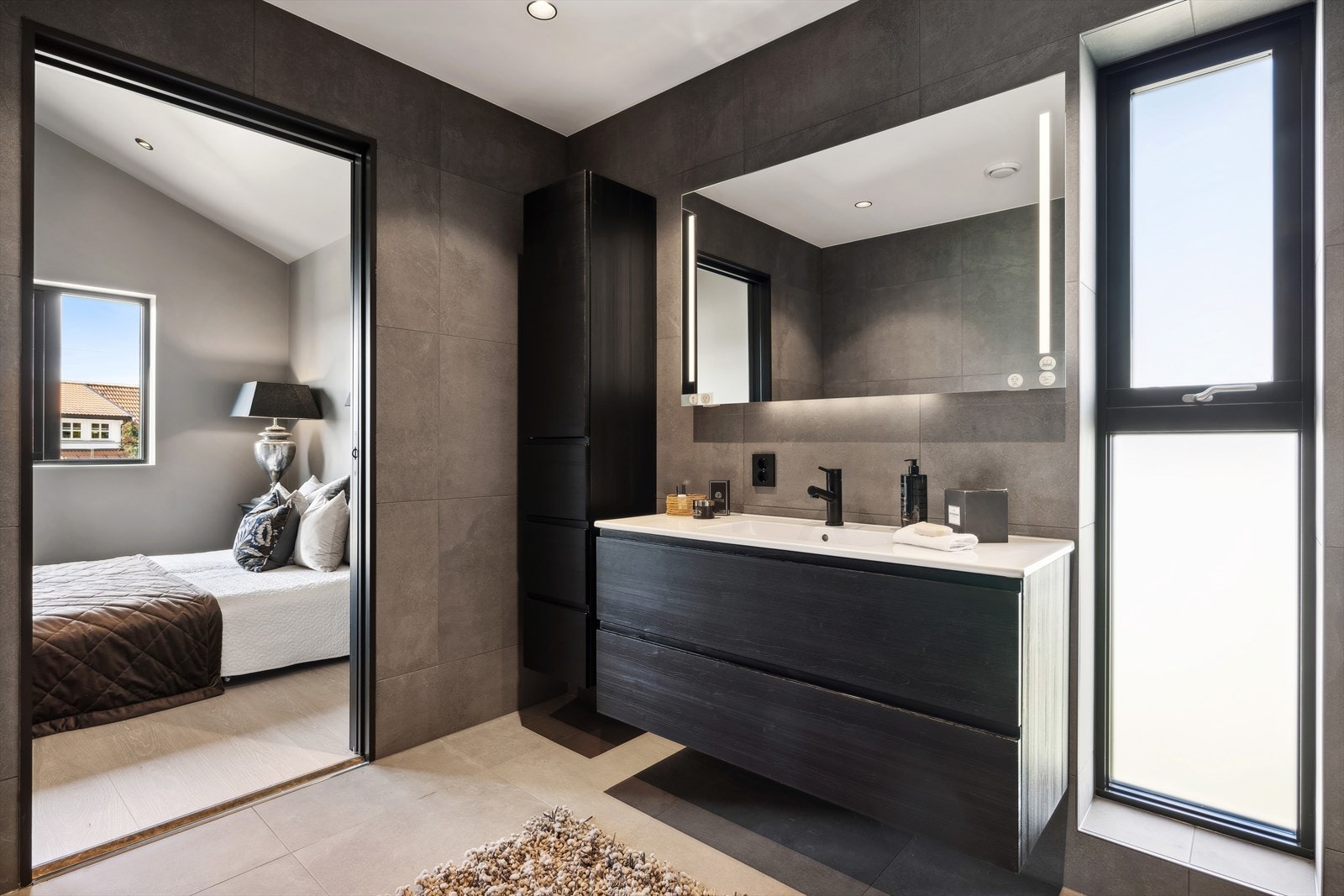 Her er det god skapplass og speil med innebygd lys. Galleribilde