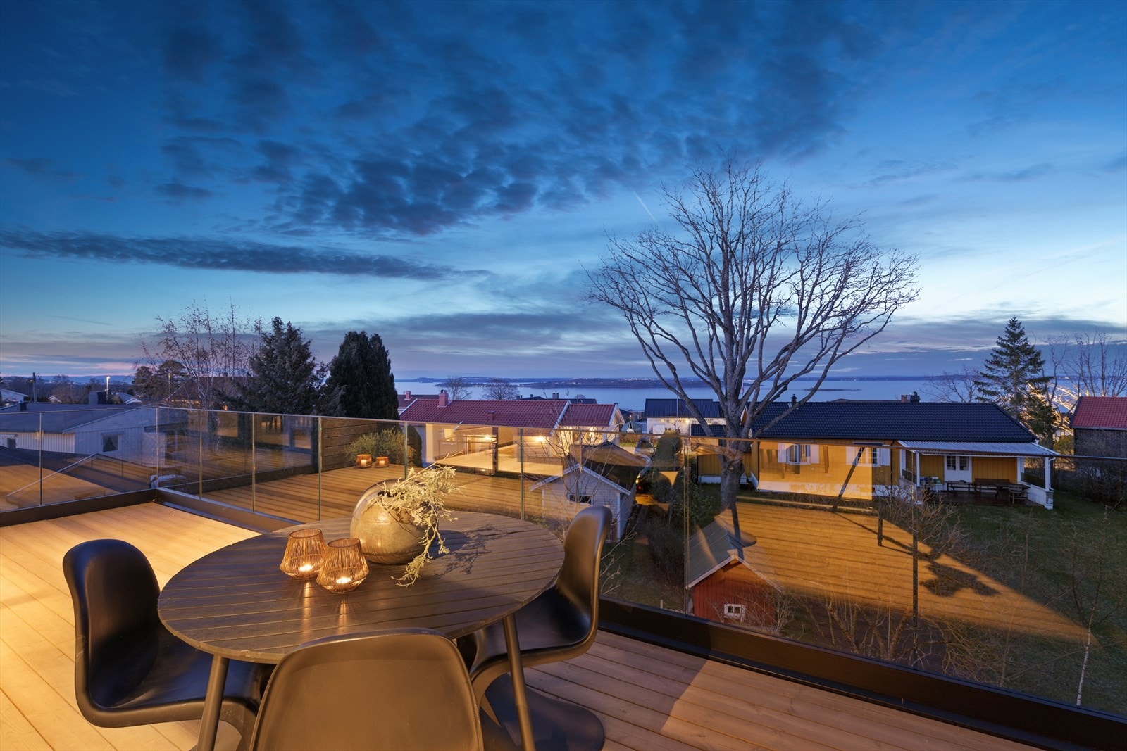 Nydelig utsikt fra terrassen, her er det fint å sitte både morgen og kveld. Galleribilde