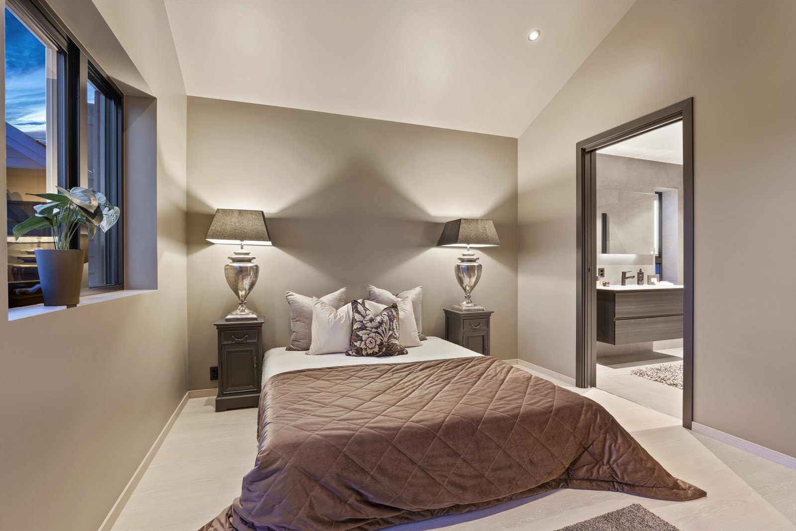 Hovedsoverom i andre etasje med direkte inngang til bad. Galleribilde