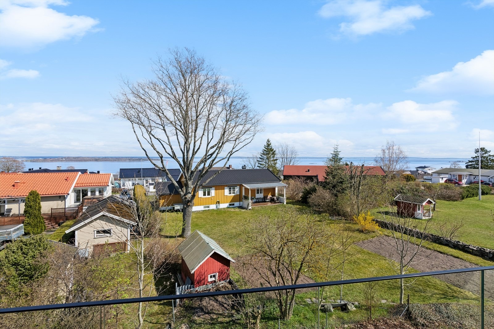 Praktfull utsikt fra boligen, her fra verandaen mot øst. Galleribilde