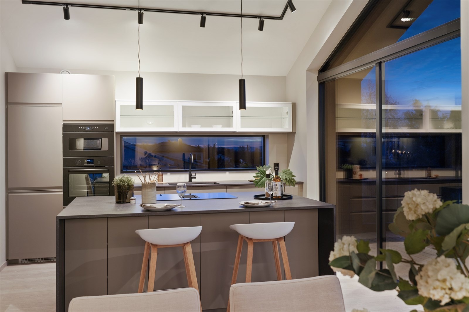 Kjøkkenet har integrert kjøl/frys, stekeovn, micro, oppvaskmaskin og induksjonstopp. Galleribilde