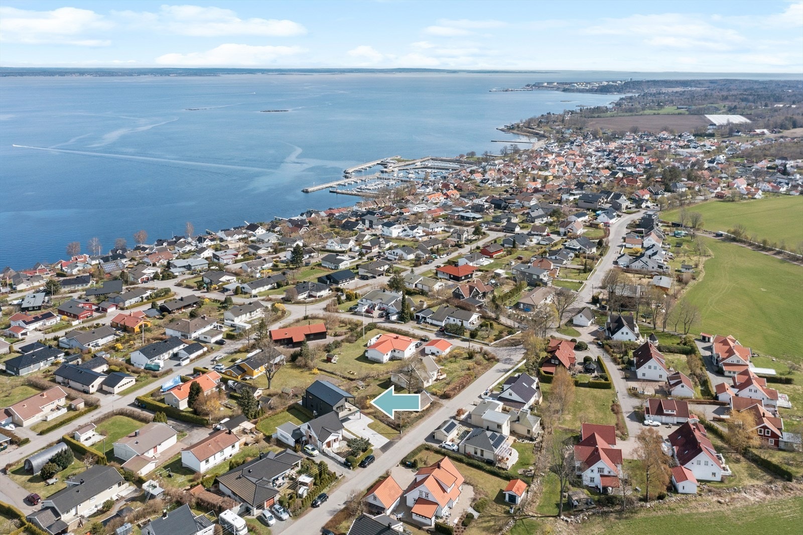 Boligen ligger i populære Nygårdsfeltet med flott utsikt i Åsgårdstrand. Galleribilde