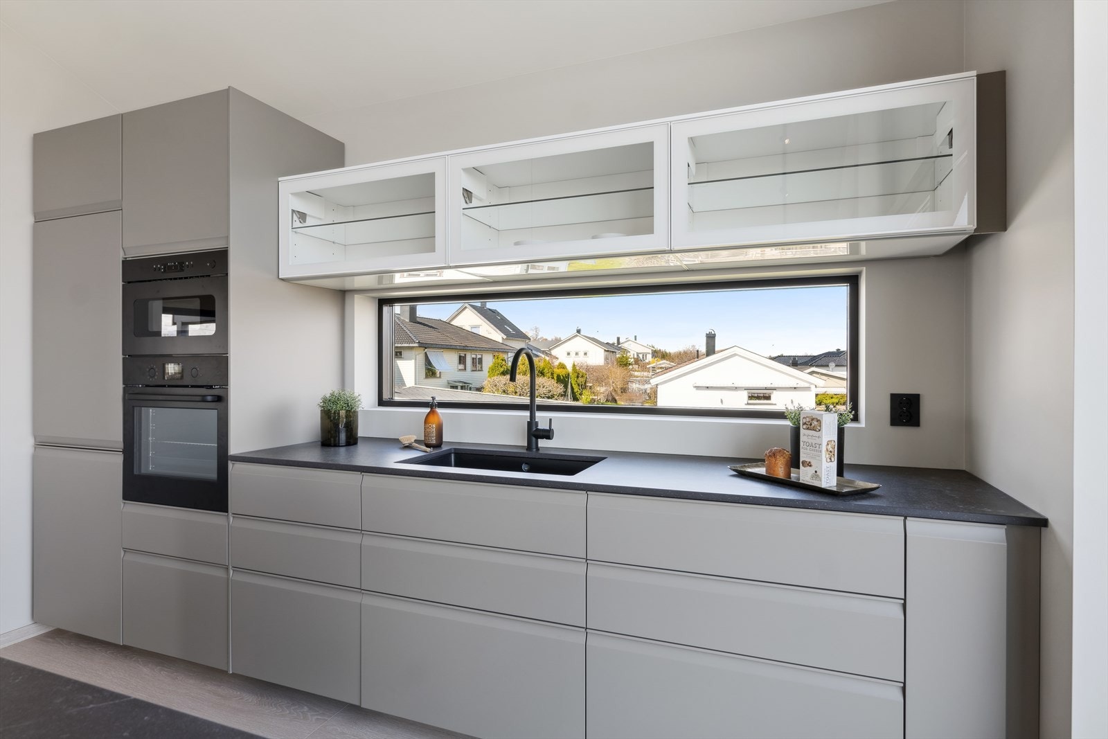 Kjøkkeninnredning i glatt utførelse. Galleribilde