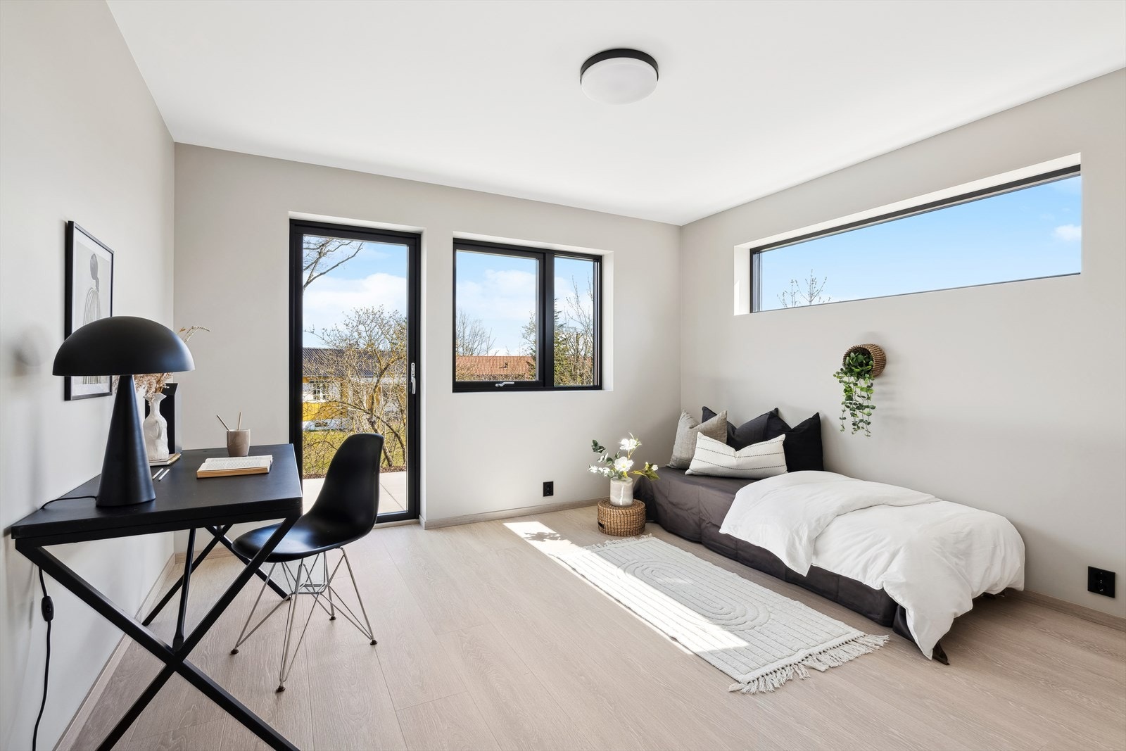 Soverommene er av god størrelse og har gjennomgående laminat på gulvene. Galleribilde