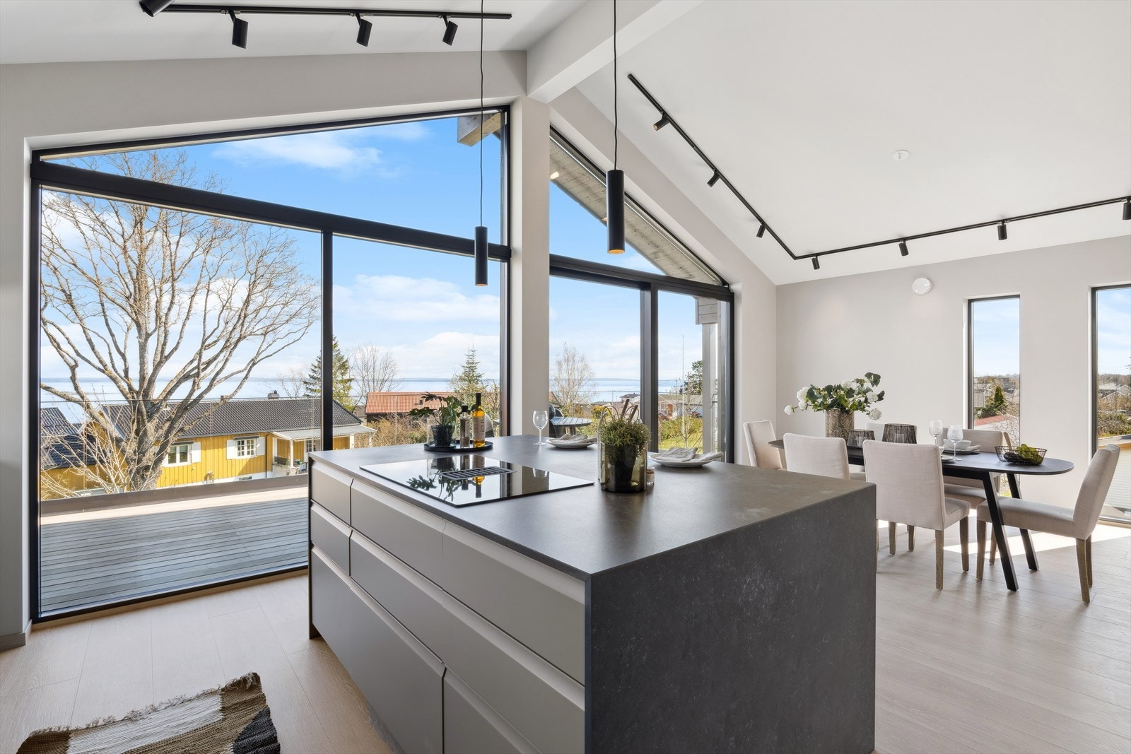 Det er skapinnredning i kjøkkenøyen. Galleribilde