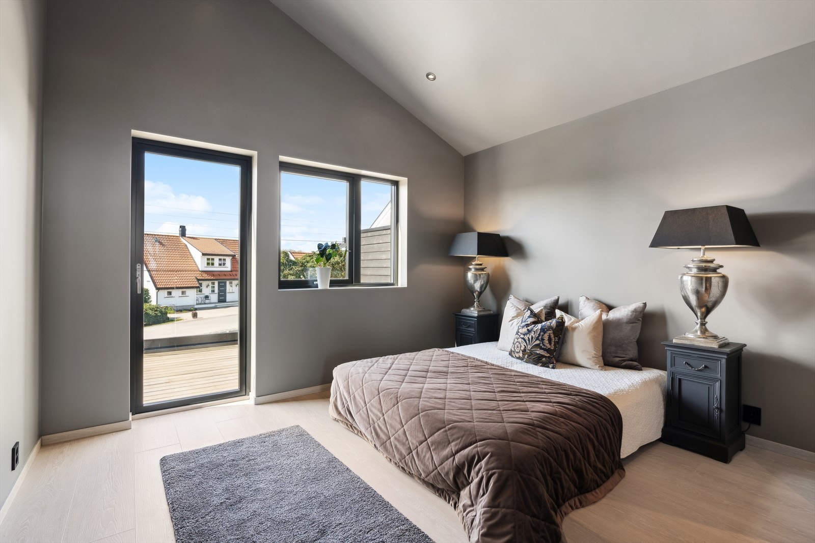 Hovedsoverommet har også utgang til verandaen med vest. Galleribilde