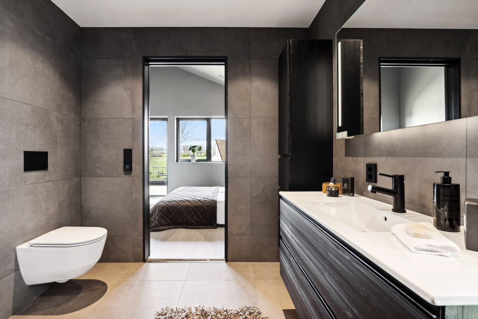 Badet ved hovedsoverommet har varme i gulv og er helfliset. Galleribilde