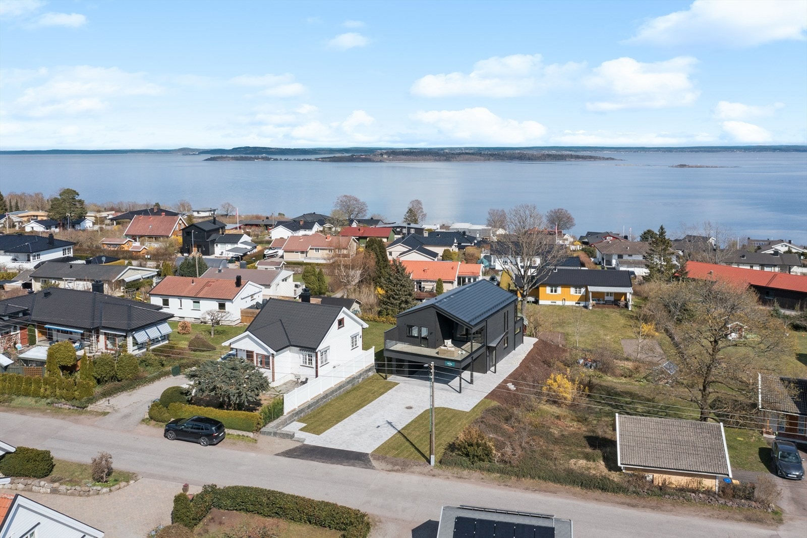 Pen tomt opparbeidet med belegningsstein og plen. Det er plass til trampoline på gressplenen. Carport på 37 kvm. Galleribilde