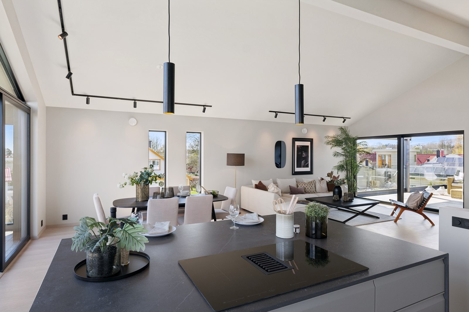 Kjøkkenventilatoren er integrert i induksjonstoppen. Galleribilde