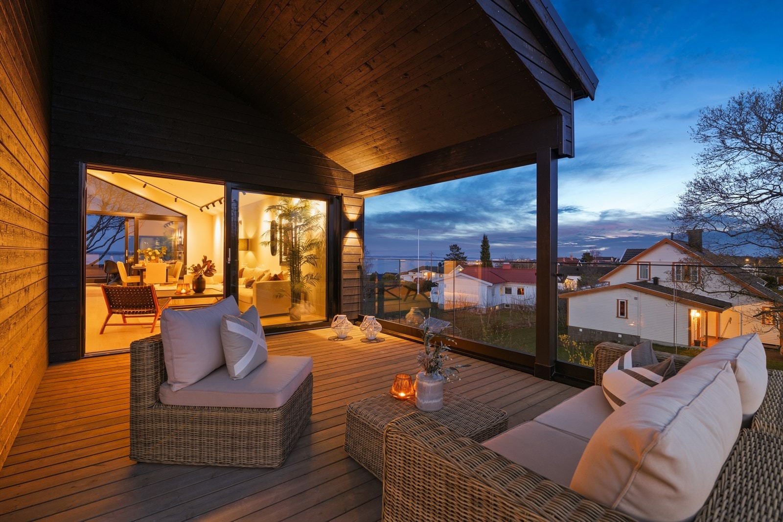 Terrassen mot vest måler 32 kvm, og har både sjøutsikt og kvedssol. Galleribilde