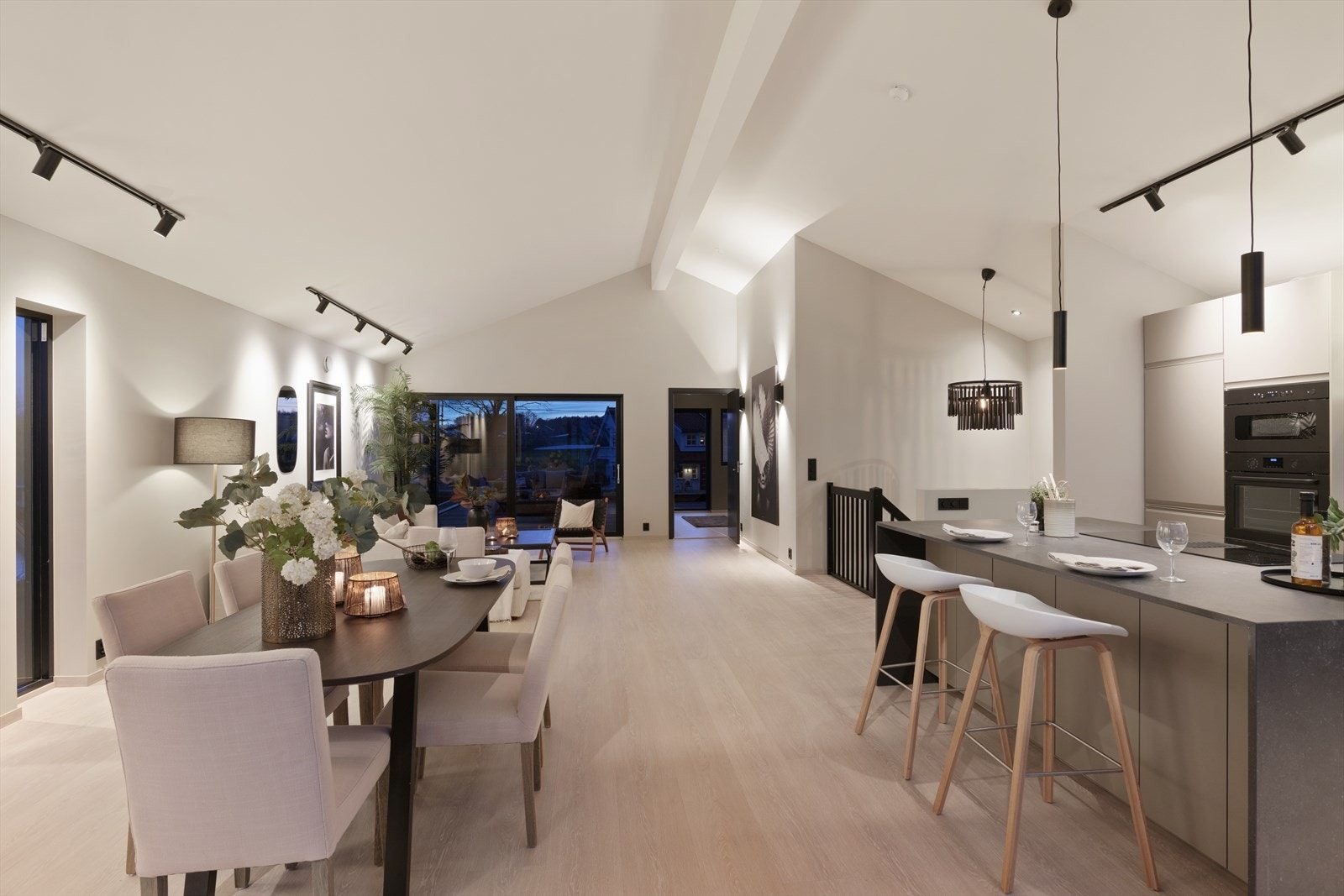 Det er god plass til både spisestue og sofagruppe. Galleribilde